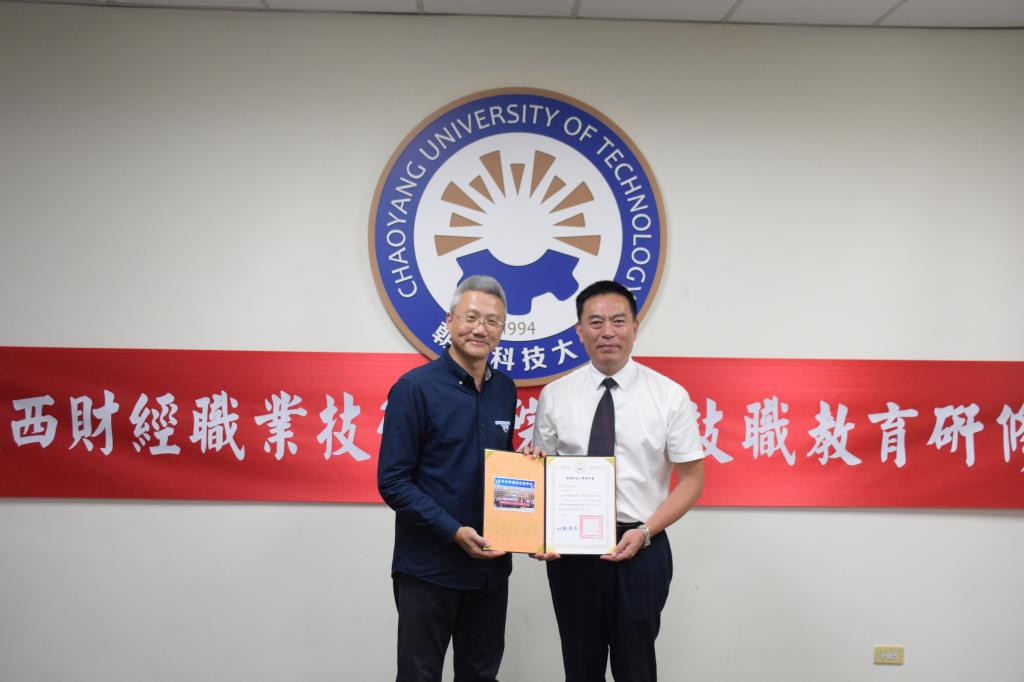 潘吉玲副校长颁发结业证书